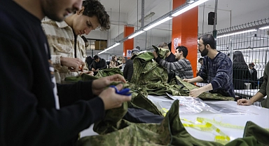Depremzedeler için mont üreten fabrikada gönüllüler çalışıyor