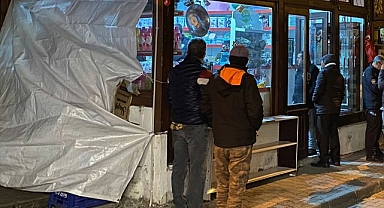 Depremzedeler için toplanan yardım malzemelerini sattığı iddia edilen şüpheli yakalandı