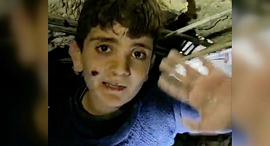 Enkaz altında simit isteyen çocuk, kendisini kurtaran ekiplere sarıldı