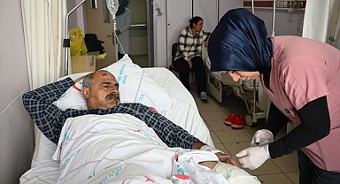 Enkazda ailesini kaybeden depremzede kurtulduğuna sevinemiyor