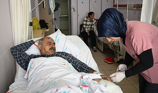 Enkazda ailesini kaybeden depremzede kurtulduğuna sevinemiyor