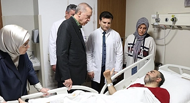 Erdoğan, hastanedeki depremzedeleri ziyaret etti