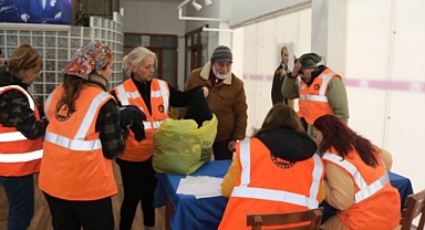 Foça Depremzedelere Yardım İçin Kenetlendi