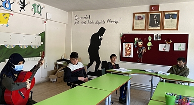 Görme engelli öğretmen zihinsel engelli öğrencilerine gitarı ve şarkılarıyla ulaşıyor