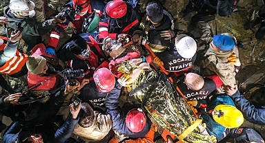 Hatay’da depremin 209. saatinde Faez ve eşi Fatma kurtarıldı