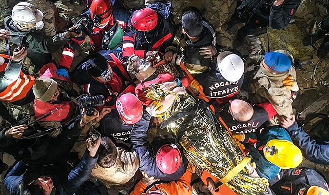 Hatay’da depremin 209. saatinde Faez ve eşi Fatma kurtarıldı