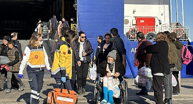İskenderun'dan 180 depremzede gemiyle İzmir'e getirildi