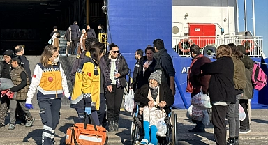 İskenderun'dan 180 depremzede gemiyle İzmir'e getirildi