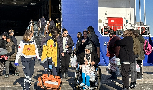İskenderun'dan 180 depremzede gemiyle İzmir'e getirildi