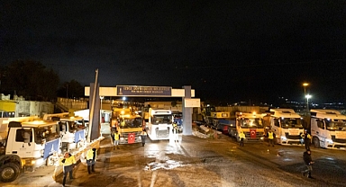 İzmir Büyükşehir Belediyesi’nin iş makineleri yola çıktı