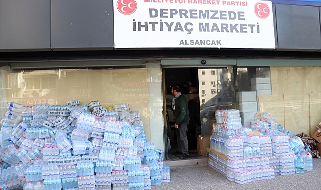 İzmir'de ağırlanan depremzedeler için market açıldı