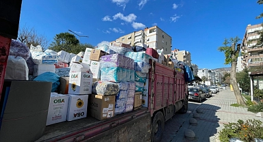 İzmir'de deprem mağdurları için yardım seferberliği sürüyor