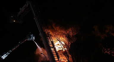 İzmir'de lastik deposunda çıkan yangın kontrol altına alındı