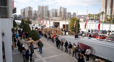 İzmir'de spor kulüpleri deprem bölgesi için yardım toplamayı sürdürüyor