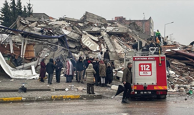 İzmir'den deprem bölgesine 1345 personel sevk edildi