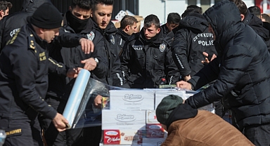 İzmir'den gönüllü 225 polis, yardım malzemeleriyle deprem bölgesine gidiyor