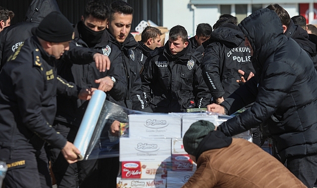 İzmir'den gönüllü 225 polis, yardım malzemeleriyle deprem bölgesine gidiyor