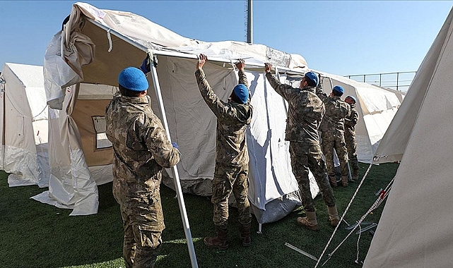 Komandoların kurduğu çadır kent, 3200 depremzedeyi ağırlıyor
