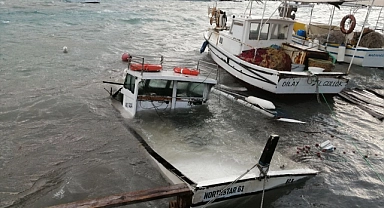 Muğla'da fırtına nedeniyle koyda bağlı 7 tekne battı, iskelelerde hasar oluştu