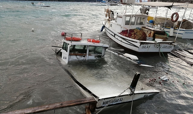 Muğla'da fırtına nedeniyle koyda bağlı 7 tekne battı, iskelelerde hasar oluştu