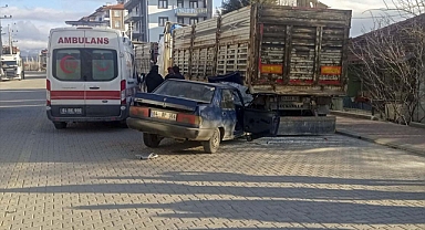 Park halindeki tırın dorsesine çarpan otomobildeki 1 kişi öldü,