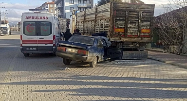 Park halindeki tırın dorsesine çarpan otomobildeki 1 kişi öldü,