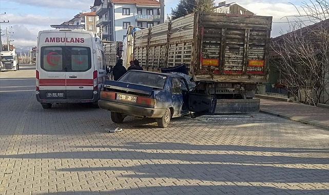 Park halindeki tırın dorsesine çarpan otomobildeki 1 kişi öldü,