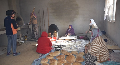 Uşak'ta köylü kadınlar depremzedeler için ekmek pişiriyor