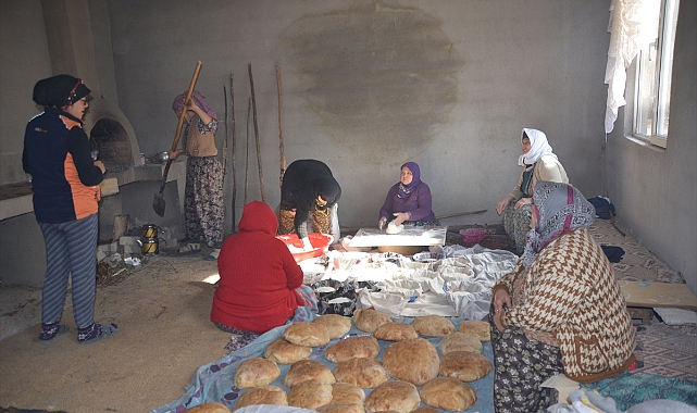 Uşak'ta köylü kadınlar depremzedeler için ekmek pişiriyor