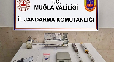 Uyuşturucu operasyonunda evine özel düzenek kuran zanlı yakalandı