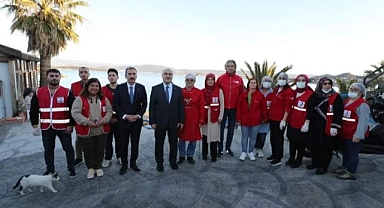 Vali Köşger Urla'da  depremzedeleri ziyaret etti