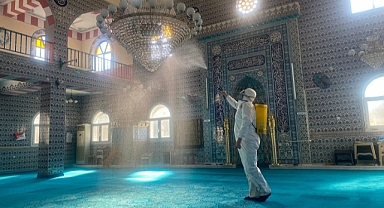 Bayraklı’nın camileri dezenfekte ediliyor