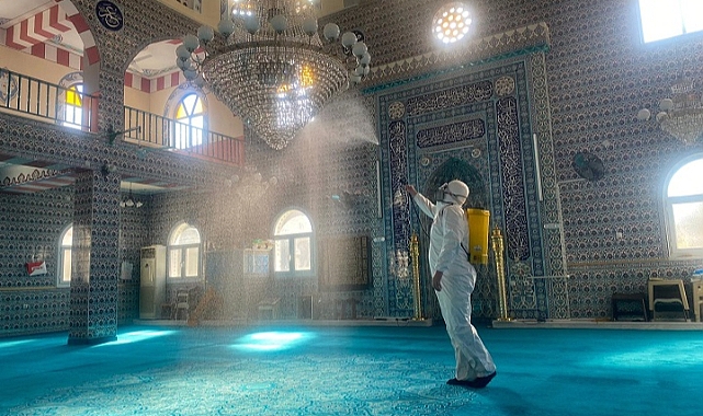 Bayraklı’nın camileri dezenfekte ediliyor