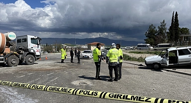 Denizli'de otomobil ile kamyonun çarpışması sonucu 1 kişi öldü, 1 kişi yaralandı