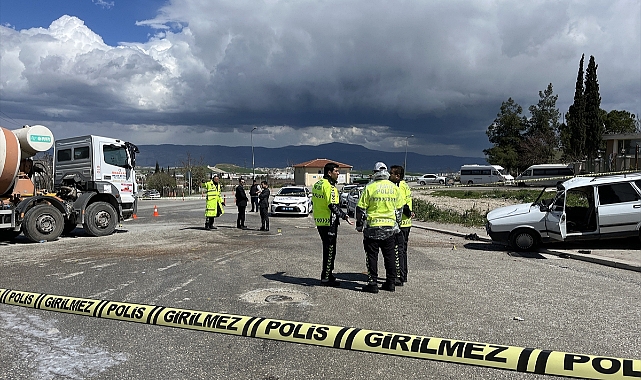 Denizli'de otomobil ile kamyonun çarpışması sonucu 1 kişi öldü, 1 kişi yaralandı