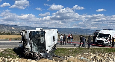 Denizli'de tur midibüsü ile otomobil çarpıştı, 1 kişi öldü, 24 kişi yaralandı