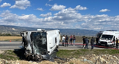 Denizli'de tur midibüsü ile otomobil çarpıştı, 1 kişi öldü, 24 kişi yaralandı