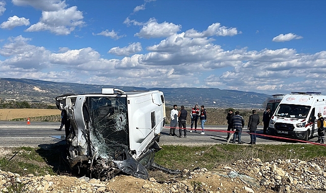 Denizli'de tur midibüsü ile otomobil çarpıştı, 1 kişi öldü, 24 kişi yaralandı