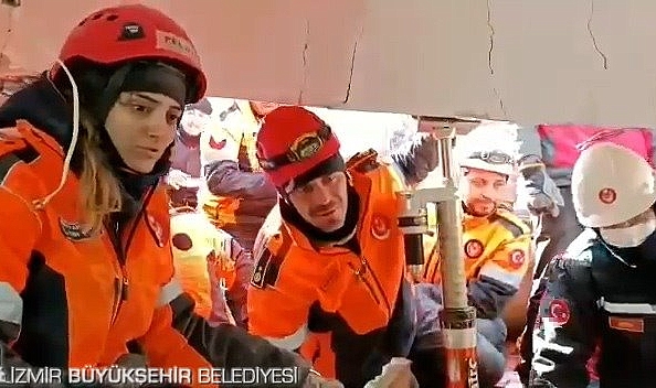 Depremde görevli kadın itfaiyeci gözyaşları içinde anlattı