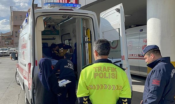 Depremzede ailenin olduğu araç ile tır çarpıştı: 1 ölü