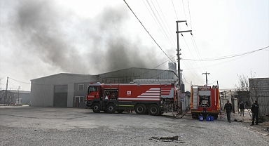 İzmir'de geri dönüşüm tesisinde çıkan yangın kontrol altına alındı