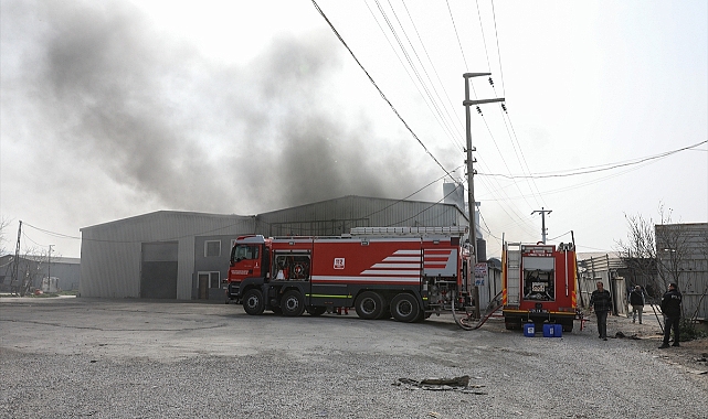 İzmir'de geri dönüşüm tesisinde çıkan yangın kontrol altına alındı
