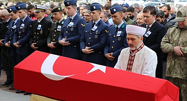 İzmir'de ölen astsubayın cenazesi Erzincan'da toprağa verildi