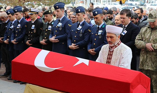 İzmir'de ölen astsubayın cenazesi Erzincan'da toprağa verildi