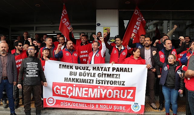 Karşıyaka Belediyesi önünde eylem