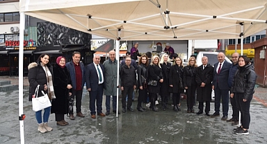 Karşıyakalı İş Kadınları 8 Mart’ta siyah fularlar ile lokma döktürdü