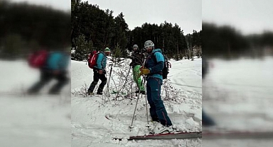 Kayak yapanların üzerine çığ düştü: 2 ölü