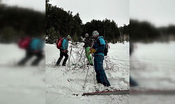Kayak yapanların üzerine çığ düştü: 2 ölü