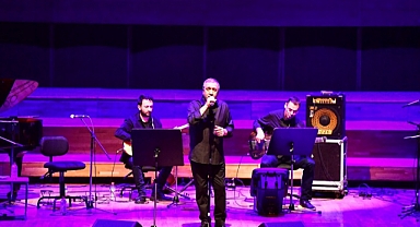 Mazlum Çimen ve Anadorian İzmir'de sahne aldı