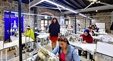 Meslek Fabrikası'nda depremzedeler için iç çamaşırı üretiliyor
